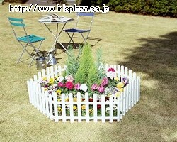 【クリックで詳細表示】アイリスガーデンフェンス GF-310 ホワイト    フェンスの横幅は62cmの2枚セットになっています。杭の部分は十字にリブ構造となっており、しっかりと土に差し込めます。接続はワンタッチででき、接続角は自由に変えることができます。