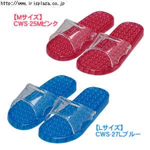 【クリックで詳細表示】水切れサンダル CWS-25M・CWS-27L ピンク・ブルー【M・Lサイズ】    水切れ・通気性が抜群の、水やホコリがたまりにくいメッシュ構造のサンダルです。足底の格子形状が水を通すため、水をかけてもすぐに乾きます。ベランダやお風呂場などでの使用におすすめです。表面の凸凹ソールで足裏を心地よく刺激します。