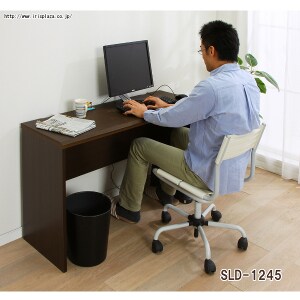 【クリックでお店のこの商品のページへ】シンプルデスク SLD-9045・9060・1245・1260 ブラウン シンプルなデザインのデスクです。幅木よけ、配線よけが付いているので、壁にピッタリつけて設置することが可能です。脚にフェルトが付いているので、床の傷つきを防止します。※お客様組立品