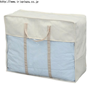 【クリックで詳細表示】布団ケース(シングル)FSC-6335F    押入やクローゼットの整理に便利な通気性のよい不織布ケースです。炭入りシートを使用しているので、防臭効果に優れています。持運びに便利な取っ手と、中身が見える窓が付いています。