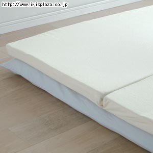 【クリックで詳細表示】低反発＋かためマットレス MTK-S【シングル】    ☆体にフィットするマットレスをお探しの方☆ゆっくりと沈んでゆっくりと元に戻る低反発のウレタンと、体が沈みにくいかためのウレタンのダブル構造マットレスです。低反発ウレタン側を上にすることで体の形にフィットし、体圧をほどよく分散させる効果があります。敷布団の下や、ベッドのマットレスの上にパッドとしてお使いいただくとより快適な睡眠ができます。