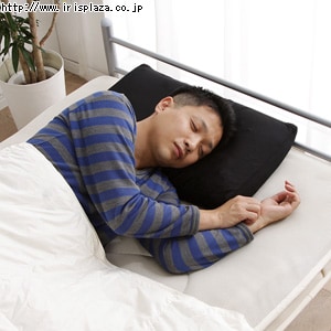 【クリックでお店のこの商品のページへ】メンズピロー PME-4363 ブラック    枕に付く加齢臭・汗臭などのニオイを消臭する、シリカゲル入り備長炭シート付きの枕です。男性好みの硬め仕様を実現するポリエチレンパイプを使用し、通気性のよい立体メッシュカバーを用いたスタイリッシュな枕です。本体は消臭シートを取り外し手洗いが可能で、ピローケースは洗濯機で洗えます。中材の量を調節することで、高さを変えることができます。