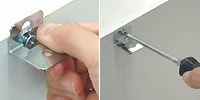 棚受金具金具を取り付ける