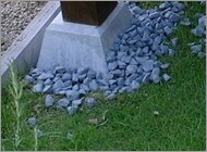 砂利の上から、束石を置いていきます。