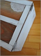 アクリル絵の具を指にすこしずつ付けて、木箱を汚すように部分的に擦ります。