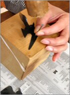 オーナメントに釘で穴を開けます