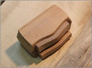 引き出しと同じ大きさ(厚み)の木材(※材料外)を本体に差し込みます。