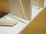 次に、片方の側板に棚板をハタガネやコーナークランプ、ベルトクランプなどを使ってボンド止めします。