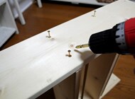 棚板と落下防止の丸棒を全部固定できたら、棚板をビス止めします。