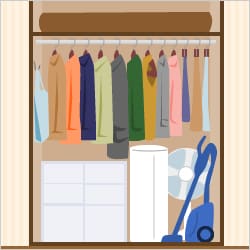 クローゼット下段には家電や寝具を。上段には長いラグや積み重ねたくないカーテンを収納