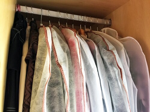 クリーニング店のビニールカバーを外して、服に風を通してから収納。