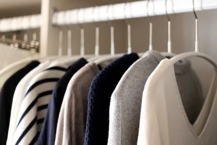 オンシーズンの服は見渡しやすい「掛ける収納」ですが・・・
