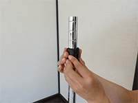 専用パーツで、棚板を固定します。