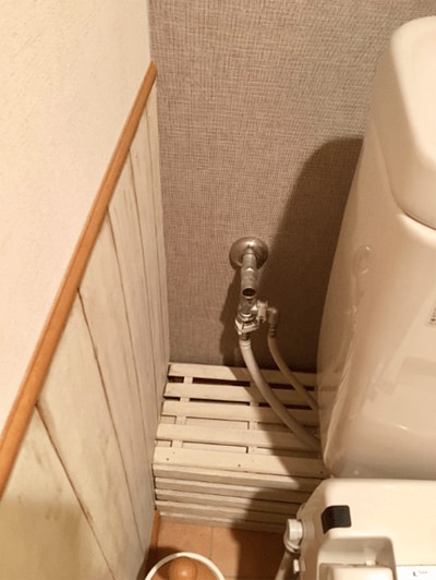 すのこをDIYして、配管のごちゃつきを隠す