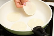 餃子の皮をフライパンにのせる
