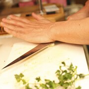 ニンニクはつぶし、イタリアンパセリはみじん切りにしておく