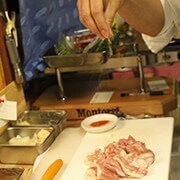 鶏もも肉は食べやすい大きさにカットし、塩・胡椒、パプリカパウダーを振り、強力粉をまぶす