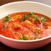 5に蓋をして、中弱火でさらに10分ほど煮込み、塩・胡椒で味を調えて完成。イタリアンパセリを茎つきで飾ると彩りもキレイに