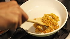 オリーブオイルでペースト状になるまで炒めるだけ!