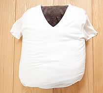 冬用の毛布は男性用Tシャツに