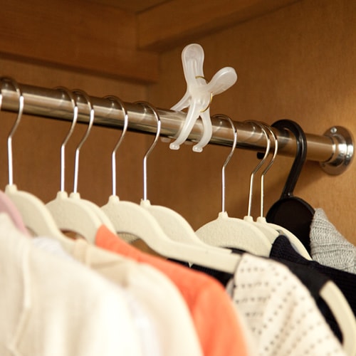 季節の変わり目の時期。まだ使うかもしれない服の収納法は?