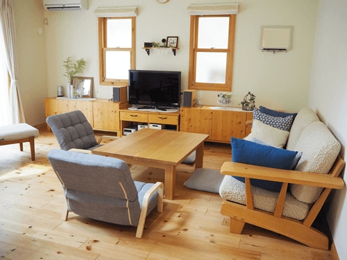 背が高い椅子やソファがあると部屋が狭く感じてしまうものですが、この高さならば圧迫感がありません。