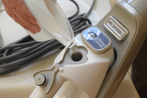 付属のカップに水を入れて、本体に入れます。
