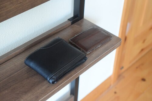 ディスプレイ場所としても使えますし、帰ってきたときのスマホやお財布の一時置き場として使えます。