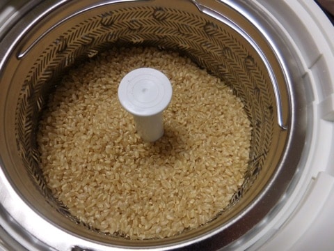 計量カップがついているので