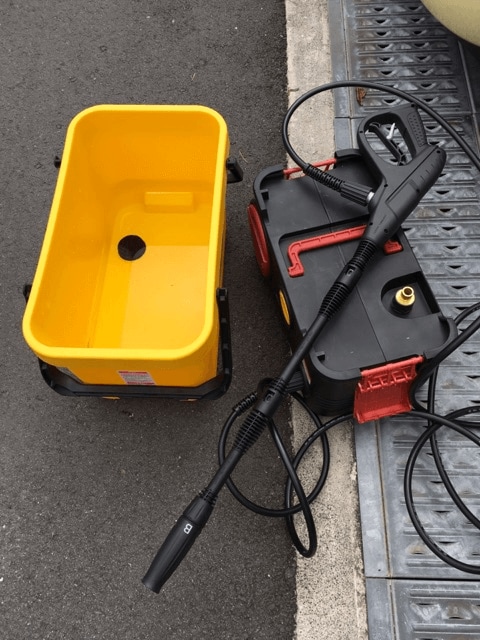 タンクに水を入れて本体にセットします。