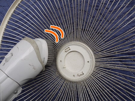 ホコリなどは掃除機で吸ってしまいましょう。