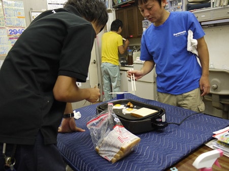街の電気屋さんの、ある日の平和な、ひと時でした。