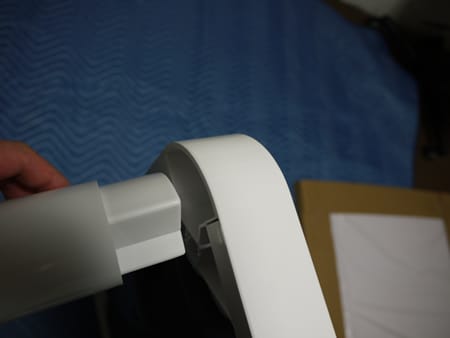 脚を取り付けてみましょう。