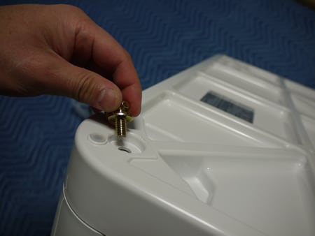 本体に差し込んで、ネジ止めします。