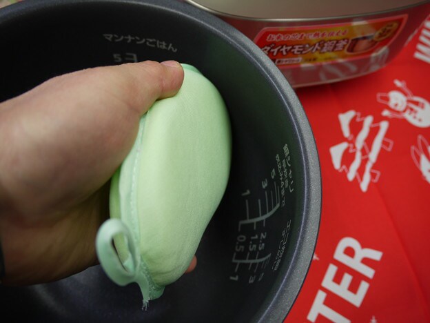 スポンジ(やわらかいもの)等を使用して台所用の洗剤で洗ってください。