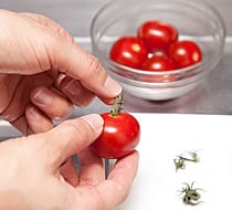 トマトはヘタを取る