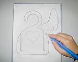 プリントした型紙の下にカッティングシートを敷き、型紙をライン通りにカッターナイフで切断します
