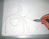 (1)−2の型紙をボードにあわせて、ボールペン等で型紙通りの形を書き写します。
