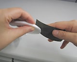 (3)−1で型紙を写しとったボールペン等の線が残らないように、切断面の角を紙やすりで削ります。