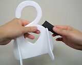 型の部分に腕がはみ出している時は、紙やすりで削ります。