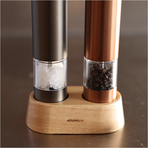 カッパー&グラファイトグレー ソルト アンド ペッパー ミル 電動 通販 ソルト&ペッパー 電動ミル 電動式 調味料 押すだけ スリム 扱いやすい 片手で扱える ウッドスタンド付き 粗さ調節 岩塩 胡_12