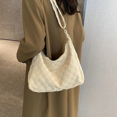 やわらか素材のショルダーバッグ ベージュ_1