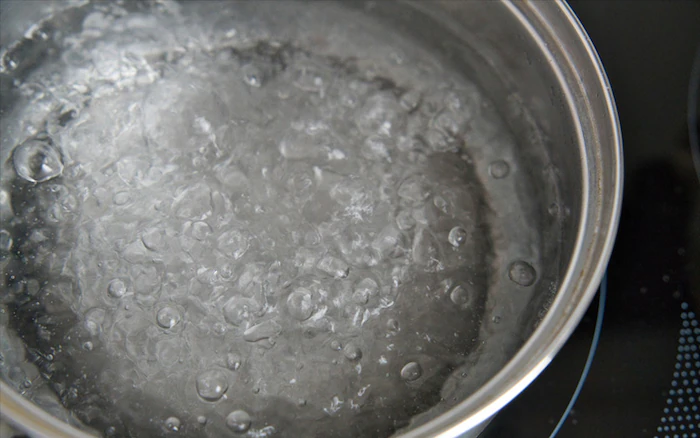 お湯で湯煎する方法