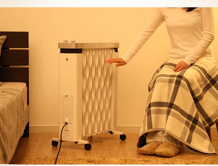 【訳あり】ウェーブ型オイルヒーター メカ式 タオルハンガー付 ホワイト IWHH-1212D-W19