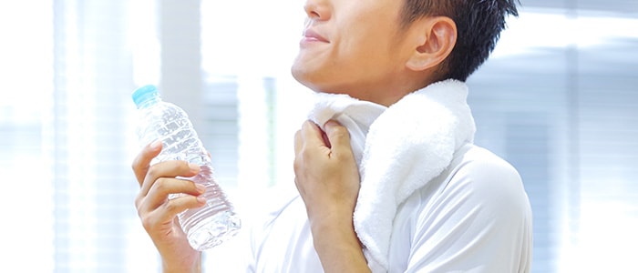 汗をかいたときは糖分を含む飲料を