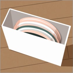 お皿とお皿の間に紙皿をはさんでクッション代わりに