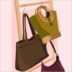 仕事用、買い物用、お出かけ用と、用途別に出番の多いバッグを吊るしておくと準備しやすい