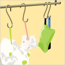 お風呂掃除に使うグッズも吊るしておけば自然乾燥
