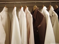 薄い夏服はたくさん吊るせるけれど、八分目程度になるよう分量に余裕を持たせて