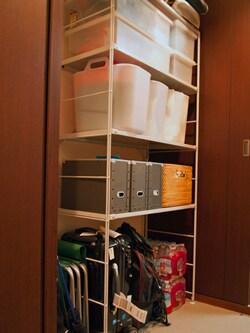 出し入れに無理のない中段には、よく使うアウトドア用品を収納